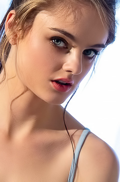 Lexie Fox: A Dark Desire, Where She Holds Nothing Back